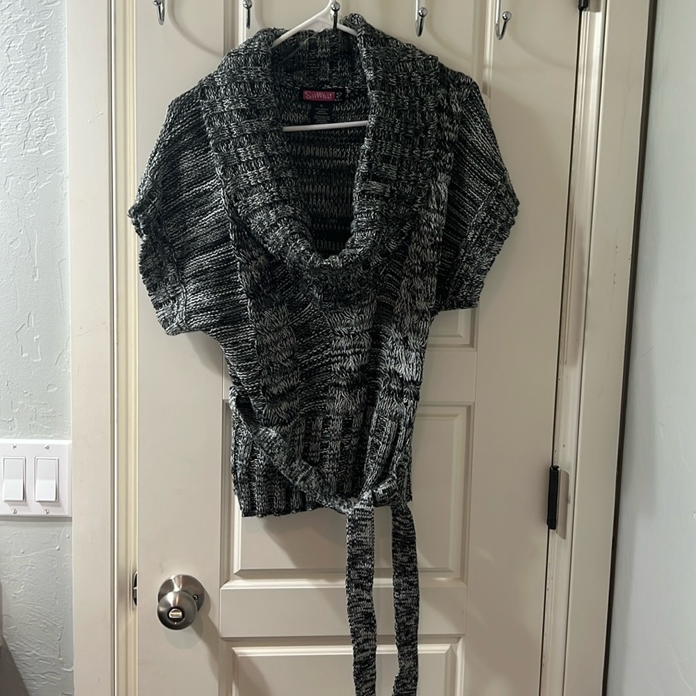 Short sleeve sweater top.